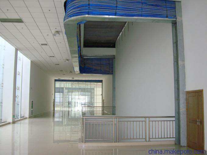 水晶卷帘门是玻璃做的吗?